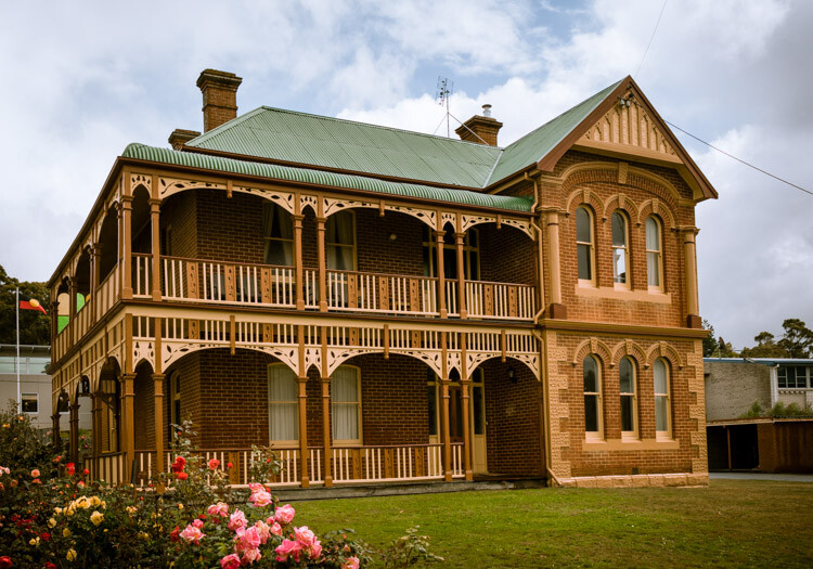 colonial mansion - Composition Checklist for Beginners